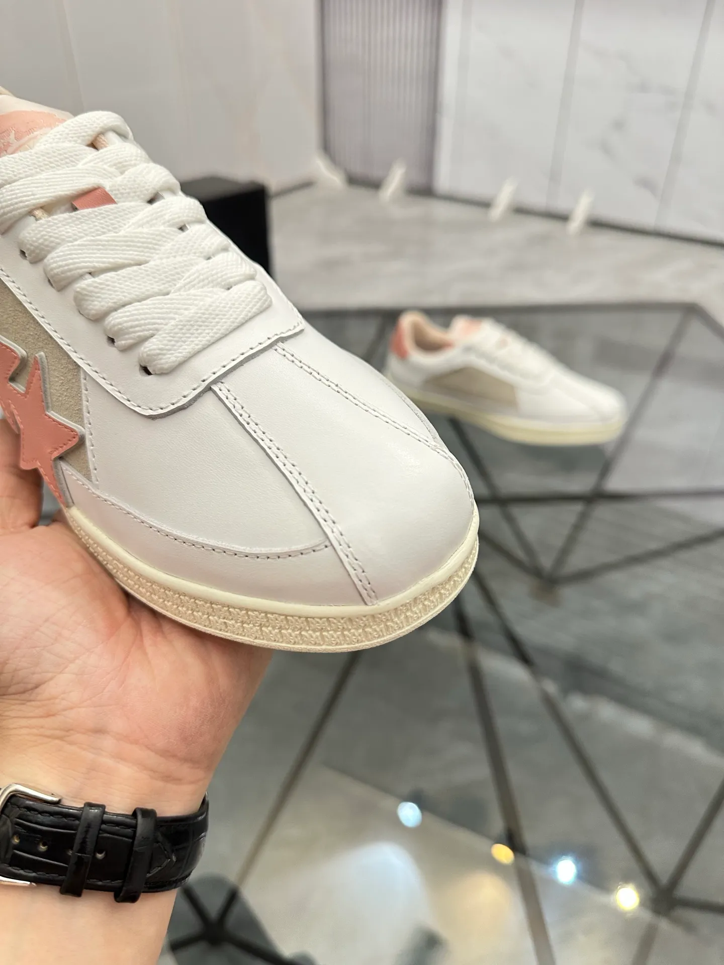 Men's shoes: 💰P420¥ Product trademark: AMIRI* "Amir*" low-top casual shoes Regular size: 38-45 (can be customized to 46) Product material: imported cowhide upper, breathable lining, original outsole. Number: 001